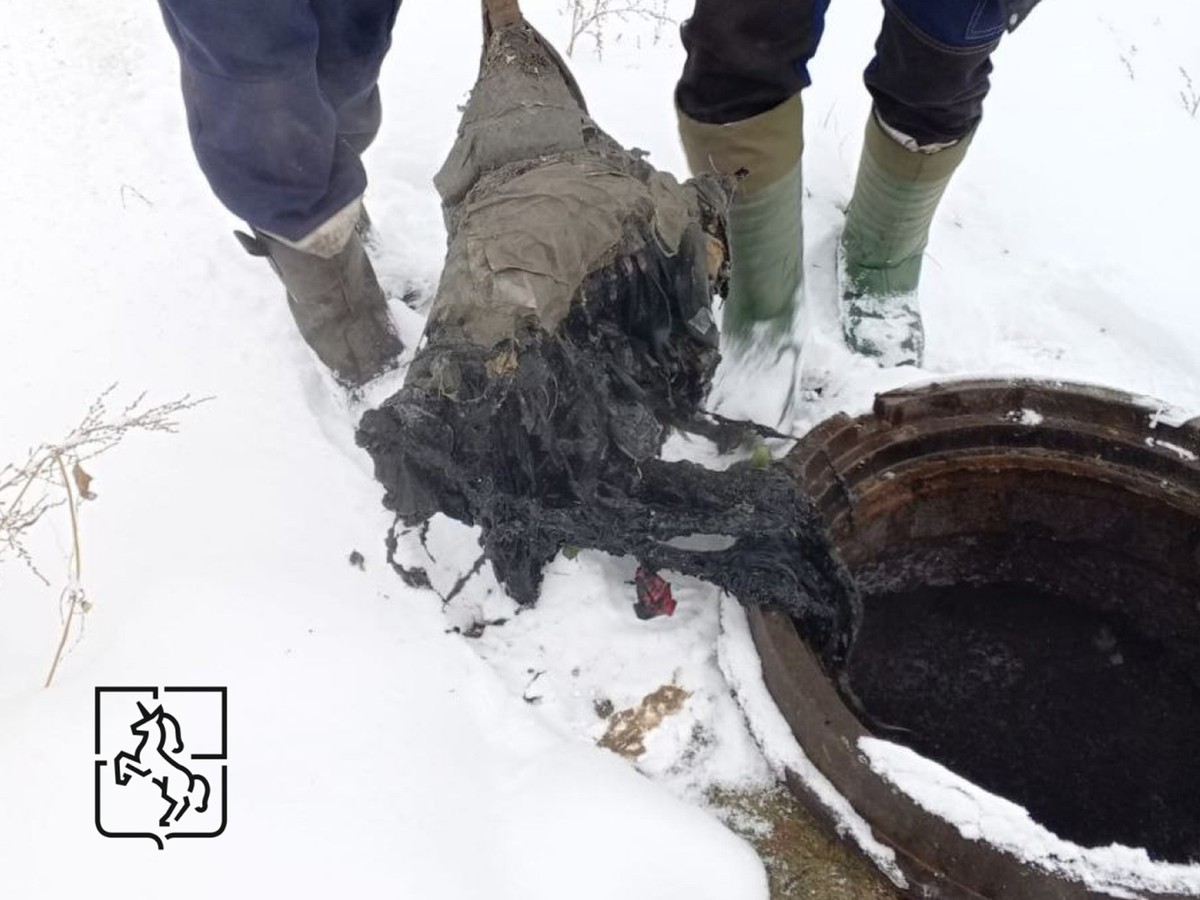 В канализации нашли ортопедическую подушку