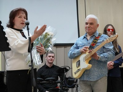 В детской школе искусств состоялся юбилейный концерт руководителя группы «Спектр» Алексея Чесанова