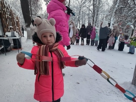 В парке собрали «Новогоднюю цепочку дружбы»