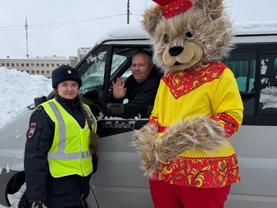 Водителей поздравили автоинспектор и Потапыч