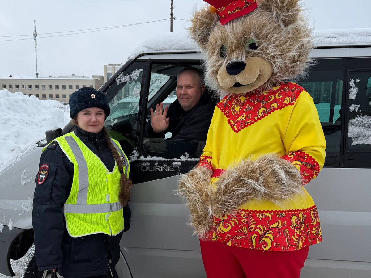 Водителей поздравили автоинспектор и Потапыч