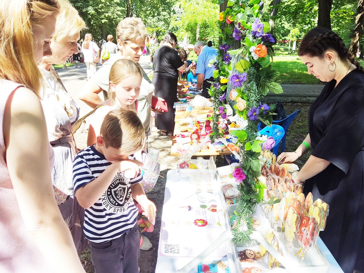 В свой день рождения парк подарил всем радость и игрушки