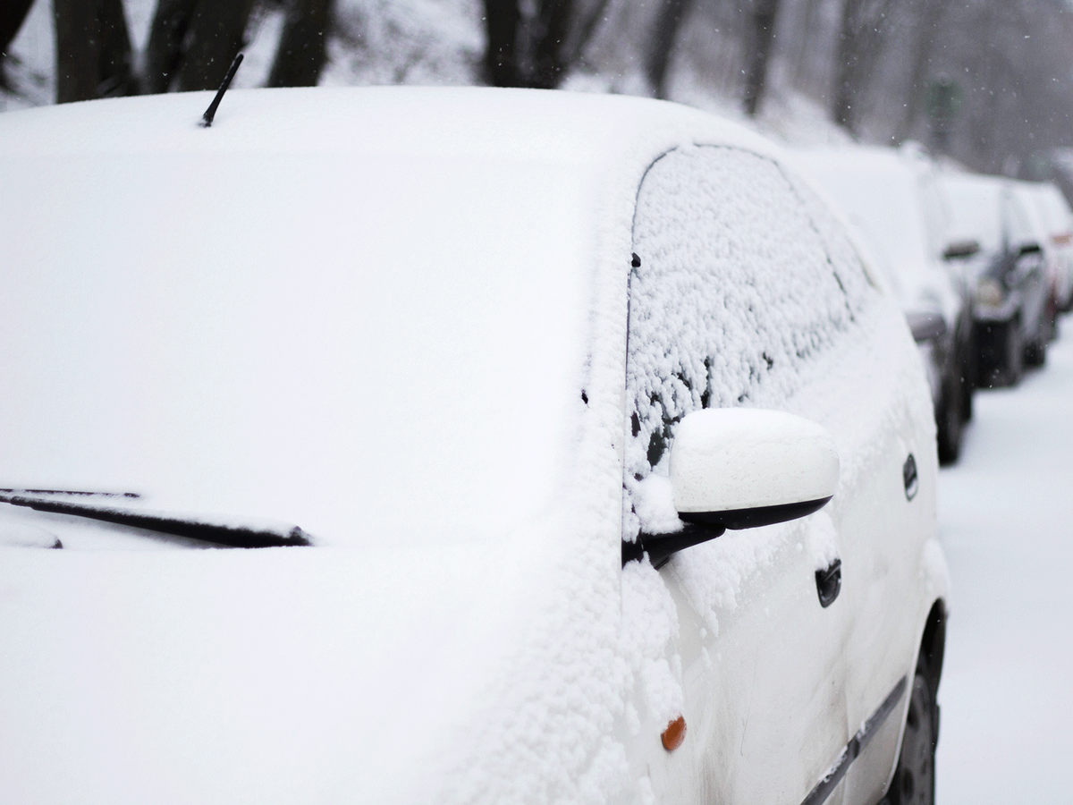 Как правильно откопать автомобиль из-под снега?