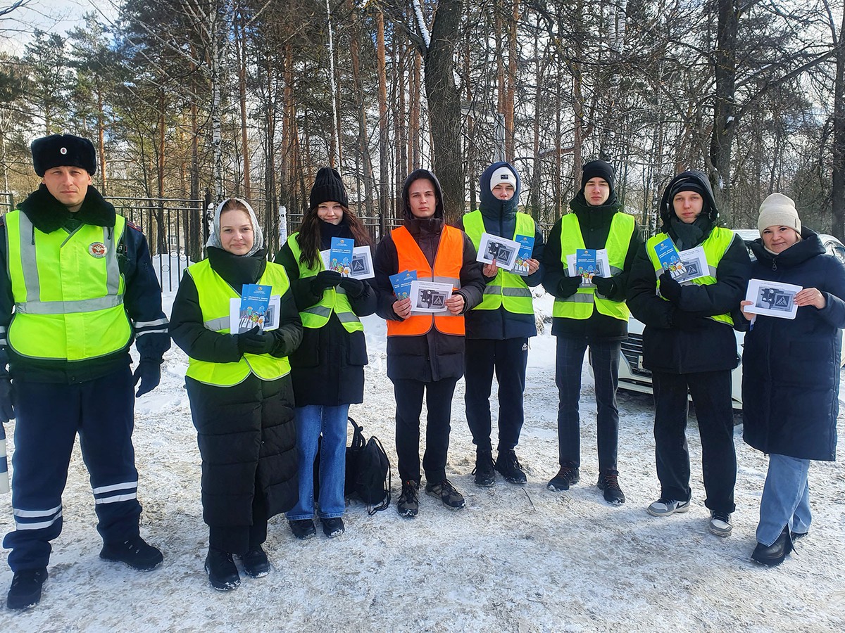Автоинспекторы и старшеклассники уведомили водителей о нововведениях