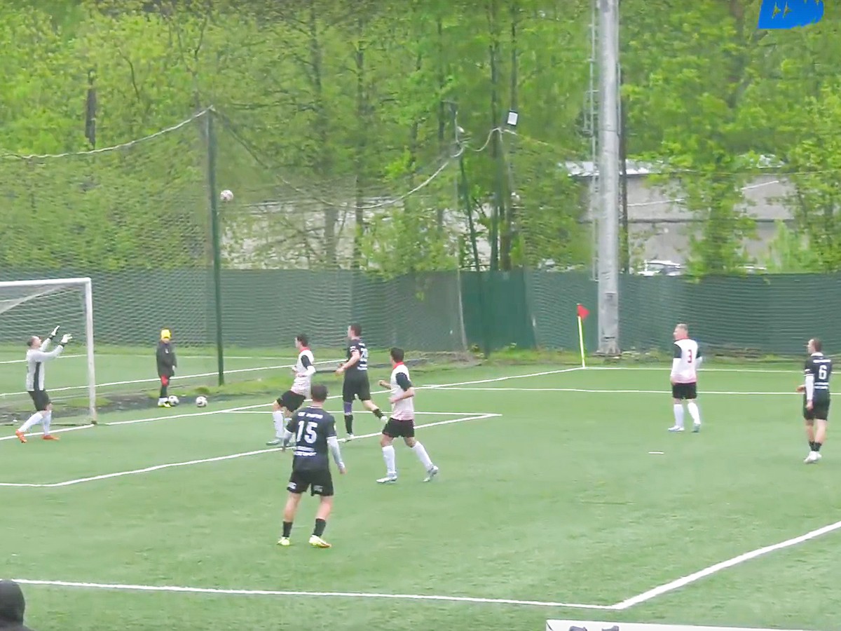 Футбольный сезон открыли двумя победами и ничьей