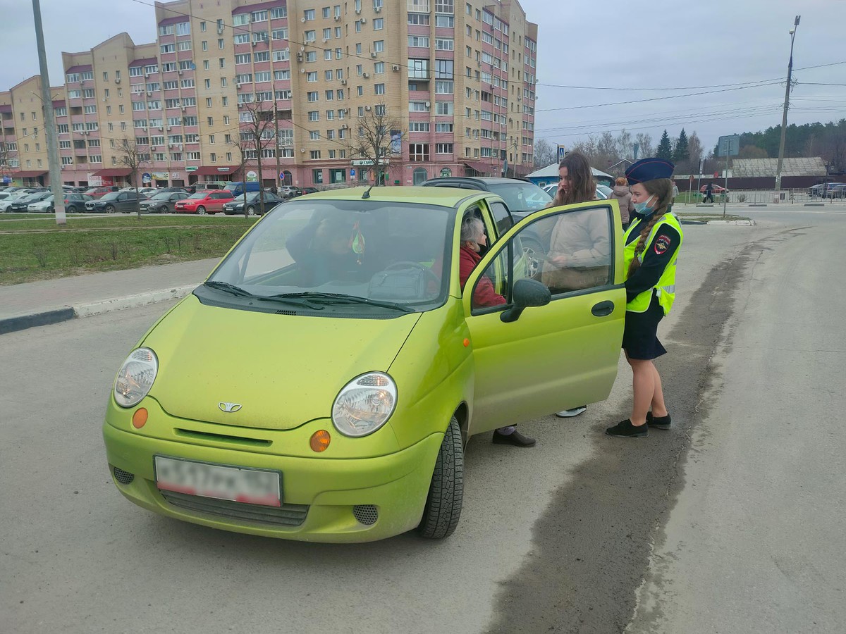 Школьники и автоинспекторы призвали водителей пристёгивать своих детей в автокресле