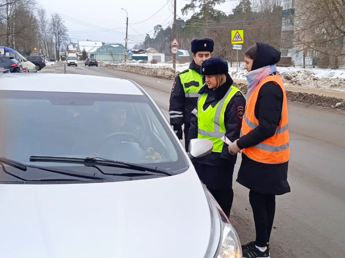 Автоинспекторы и студенты призывали водителей пристегиваться в машине