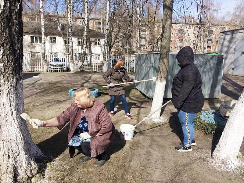 На территории комплексного центра соцобслуживания населения состоялся субботник