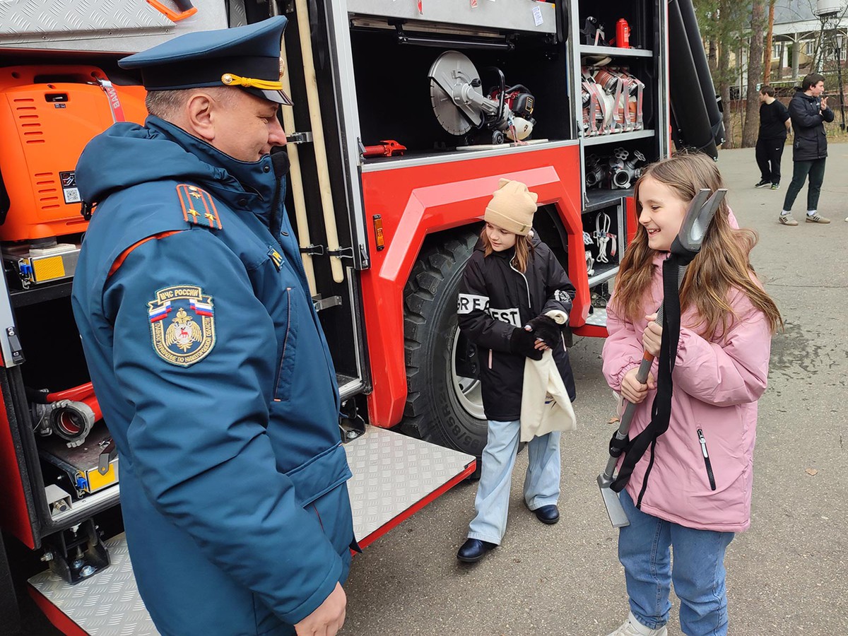 В «Лазурном» ребятам продемонстрировали пожарную технику