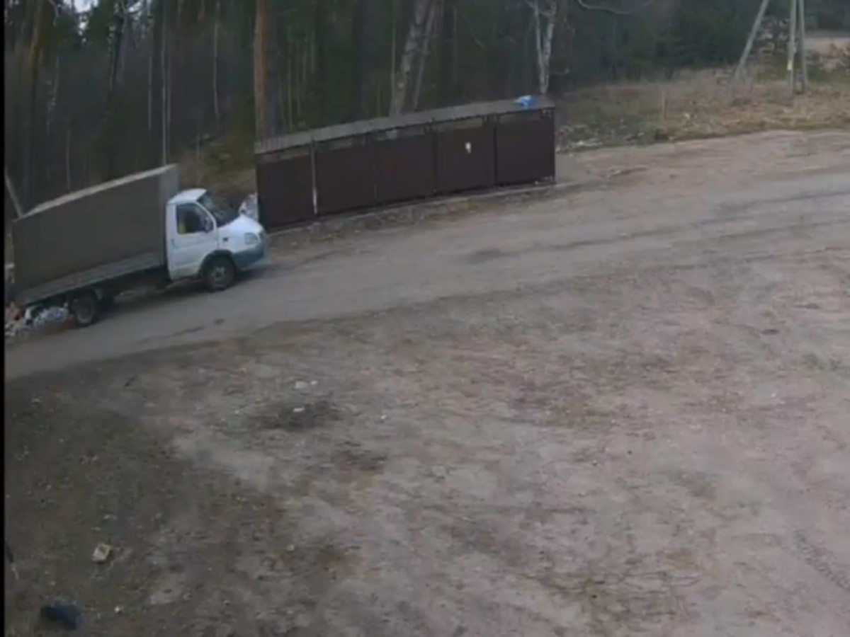 Рядом с контейнерной площадкой на улице Лесозавдодской выбросили строительный мусор