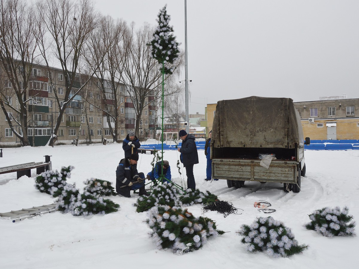 В городе начали устанавливать новогодние ели и монтировать светодиодные конструкции