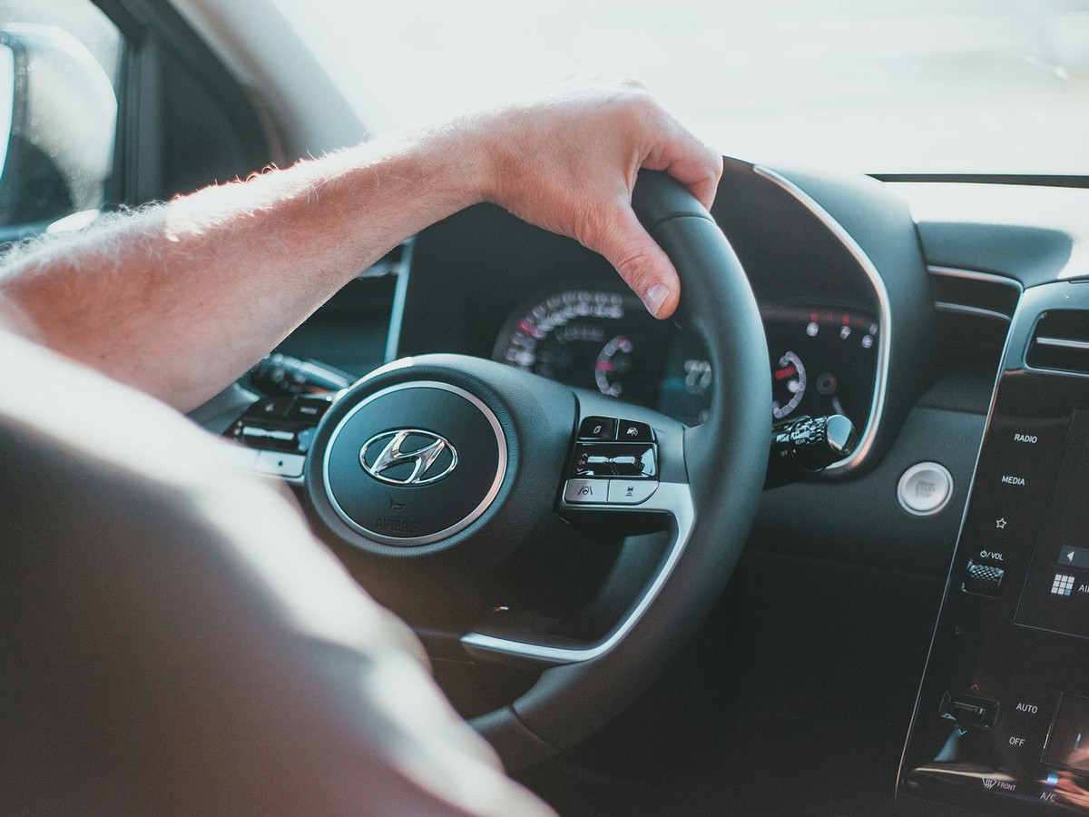Ночью Hyundai опрокинулась в кювет