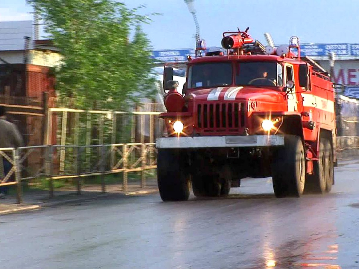 В Туртапке загорелся мусор на приусадебном участке