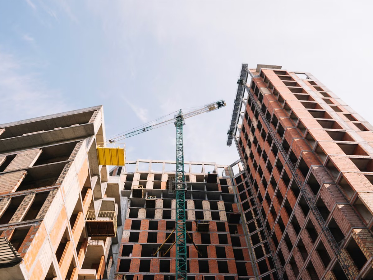 Компания-подрядчик не завершила вовремя строительство многоквартирных домов