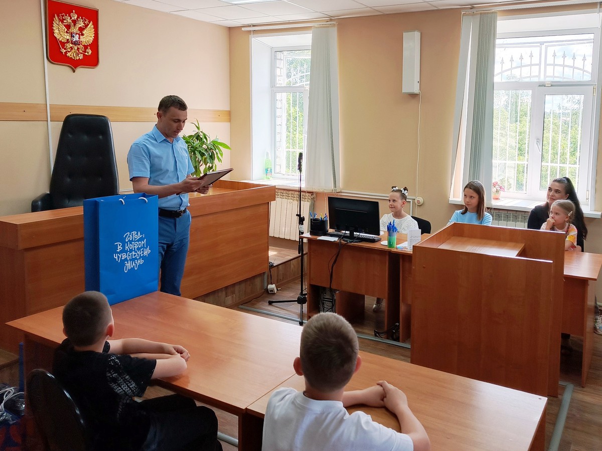 В Выксунском суде детям вручили призы за лучшие рисунки