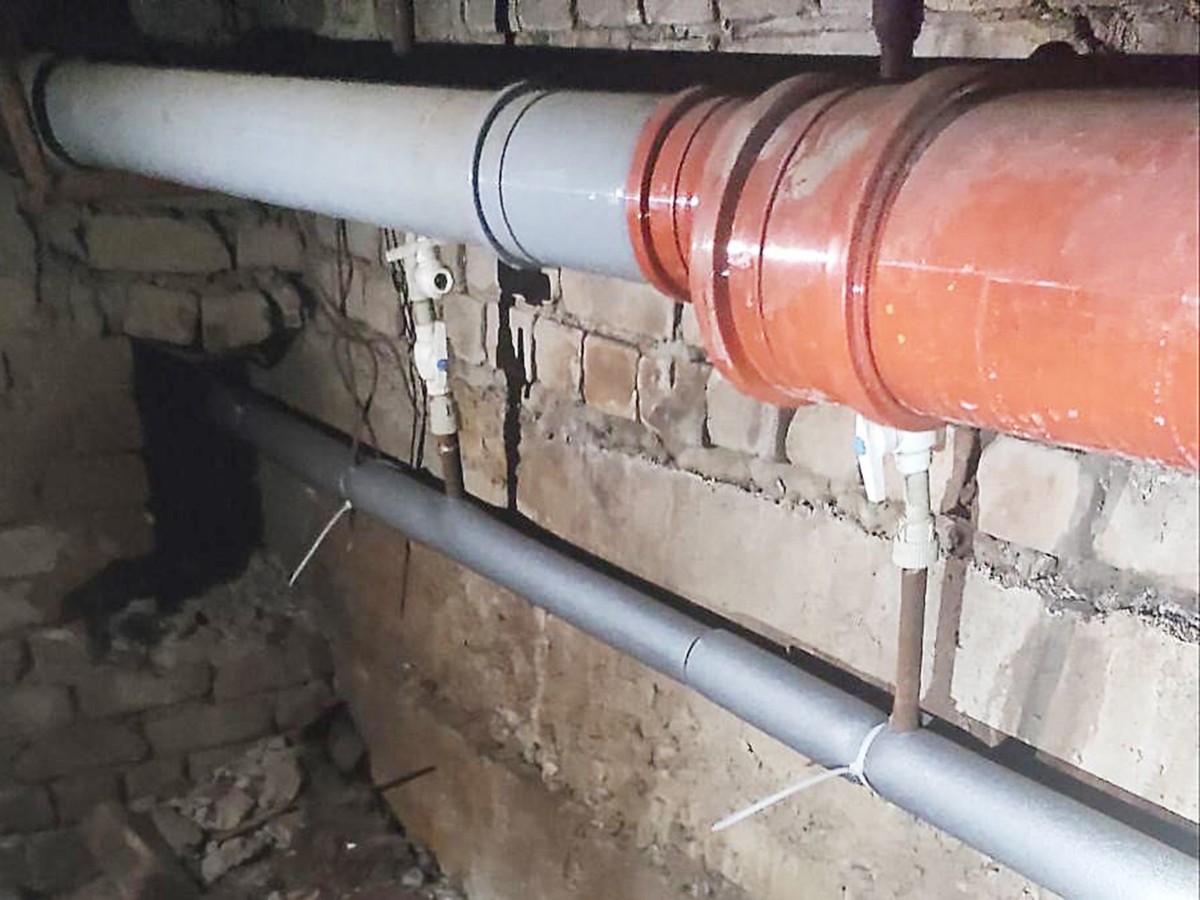 В подвале дома на Красных зорях утеплили трубы отопления