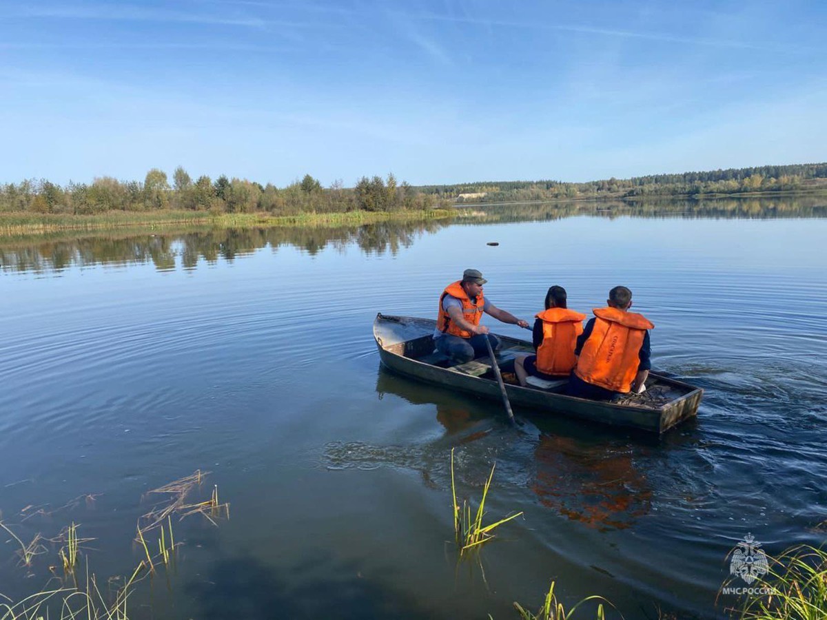 В Ближне-Песочном из воды достали тело неизвестного мужчины