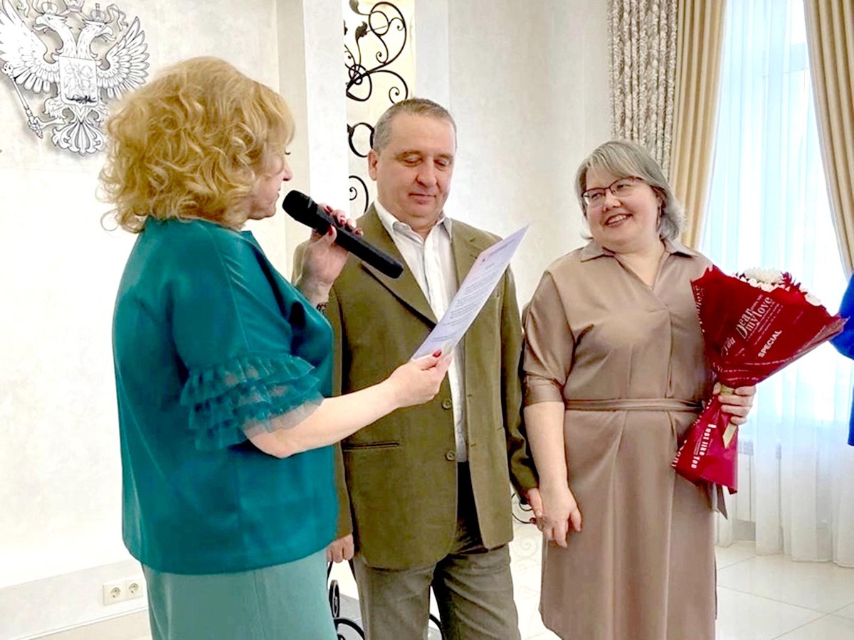 Накануне православного праздника Красная горка 8 пар многодетных родителей пришли в загс, чтобы вновь сказать «ДА» и «ЛЮБЛЮ»