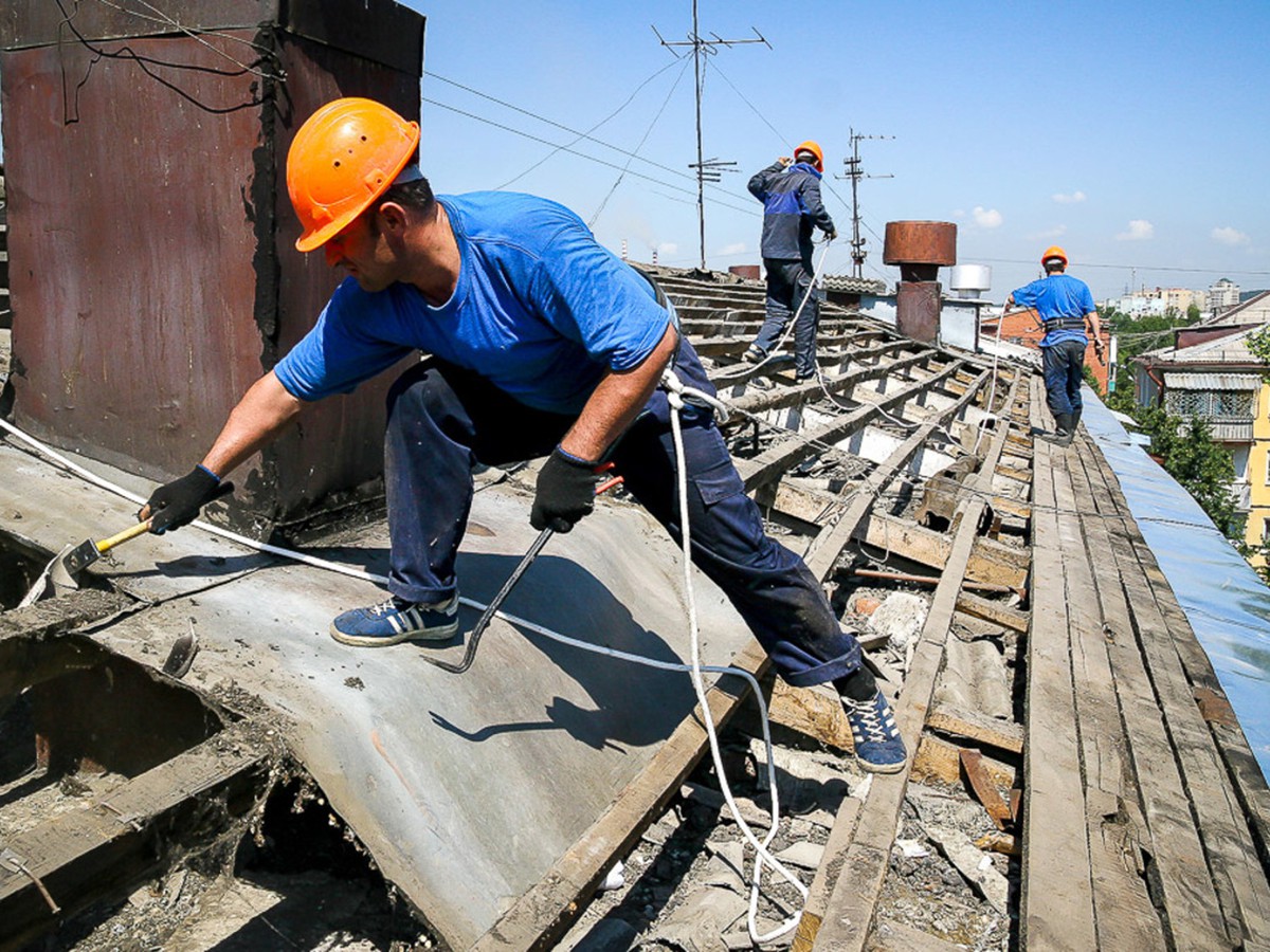 Глеб Никитин и Евгений Люлин поздравляют работников ЖКХ с праздником